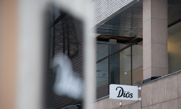 A sign with the word Dios on a building